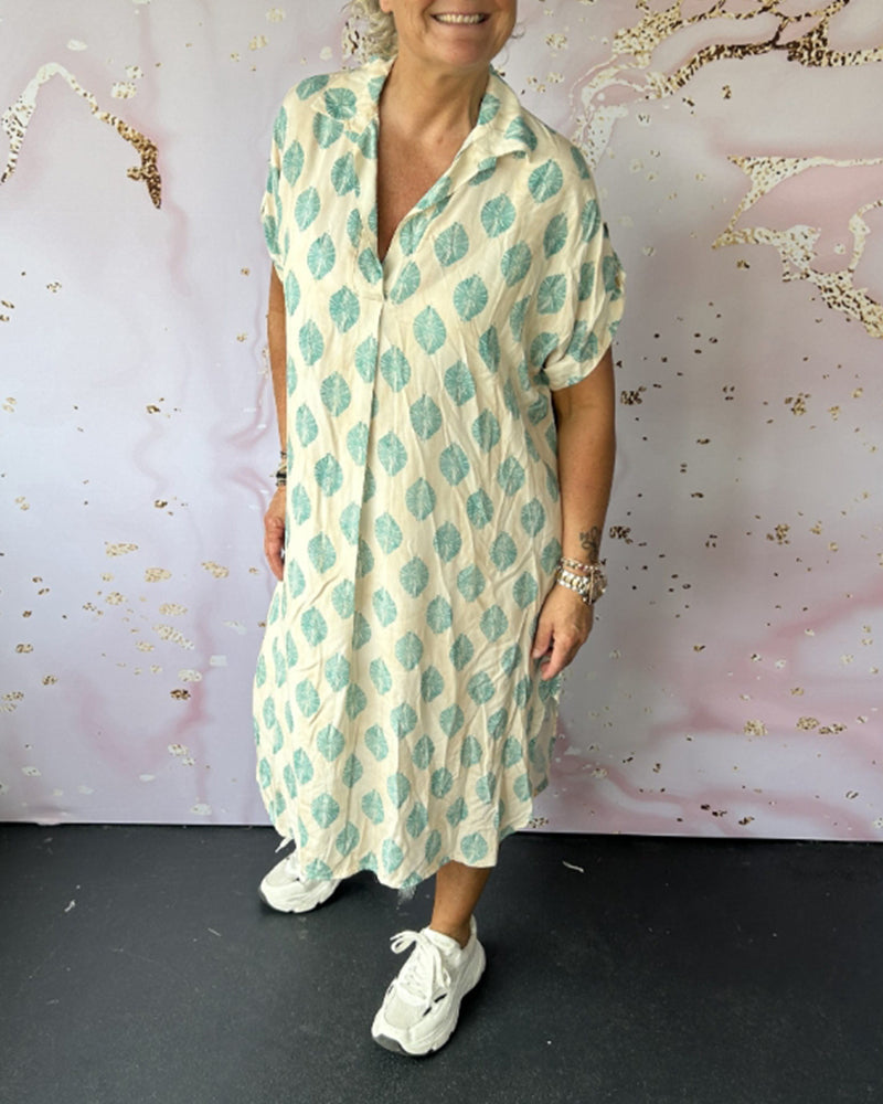 Robe ample à revers et manches courtes