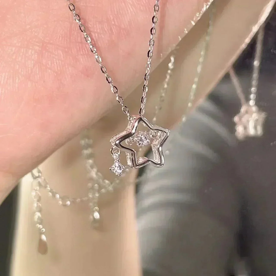 Cécile - Collier Pendentif en Métal avec Fleur Froissée Élégante