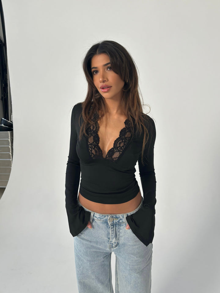 Delphine | NORDIQUE CHIC HAUT EN DENTELLE